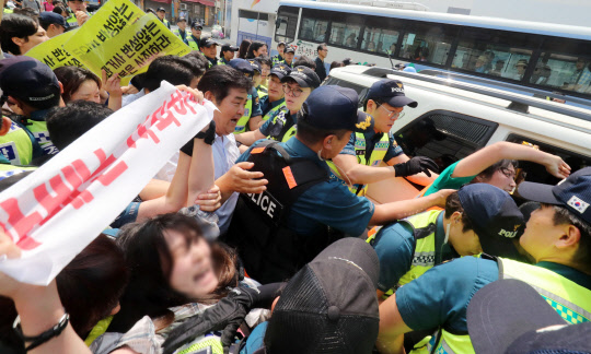 일본 경제보복 항의 대학생 연행       (부산=연합뉴스) 부산지역 대학생들이 22일 오후 부산 동구 일본영사관 안으로 들어가 일본 경제보복에 항의하는 퍼포먼스를 하다 경찰에 연행되고 있다. 2019.7.22 [부산일보 제공·재판매 및 DB 금지]      ccho@yna.co.kr  (끝)